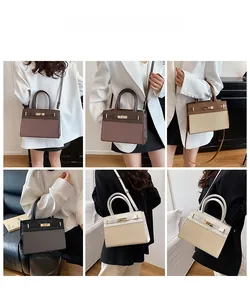 Vues multiples de sacs fourre-tout vintage en toile avec contrastes en cuir élégant