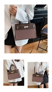 Détail d'un sac à main en cuir contrasté montrant le fermoir rotatif et la bandoulière