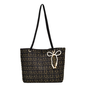Elegante schwarze Tweed-Schultertasche mit Goldfaden und Perlen-Schleifen-Anhänger