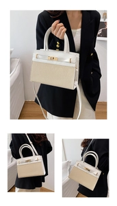 Détails du sac en cuir litchi blanc et paille beige avec ferrures métalliques dorées