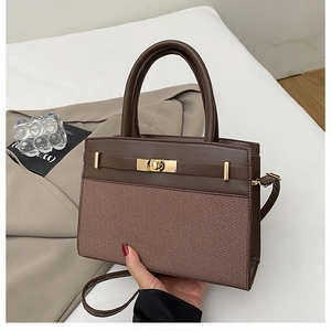 Vue détaillée du sac à main en tissu marron avec fermoir métallique doré et bandoulière