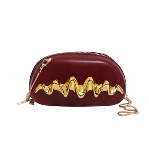 Elegante burgunderrote halbrunde Schultertasche mit goldener Welle und feiner Kette