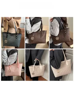 Vue détaillée de grands sacs cabas imprimés en plusieurs couleurs avec pendentifs