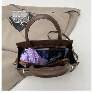 Vue de dessus du sac cabas marron foncé montrant l'intérieur spacieux et le rangement