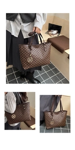 Détails macro d'un sac cabas rétro avec imprimé monogramme et charm doré en métal