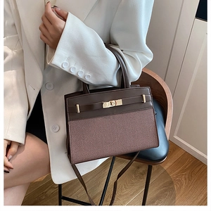 Vue détaillée du sac rétro avec tissu texturé, cuir lisse et fermoir métallique doré