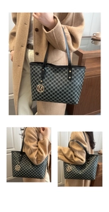 Détail du grand sac cabas avec motif M gris et pendentif décoratif en métal doré