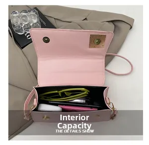 Intérieur du sac carré rose montrant la grande capacité pour portable et accessoires