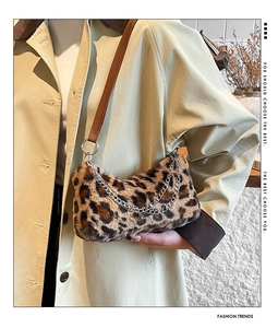 Détail de la texture léopard en fausse fourrure et chaîne argentée du sac d'automne