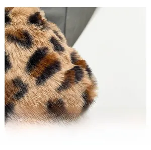 Texture macro détaillée de la fausse fourrure léopard pour sacs à bandoulière