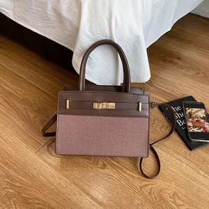 Sac à main bicolore pour femme en cuir marron et rotin tissé avec détails dorés