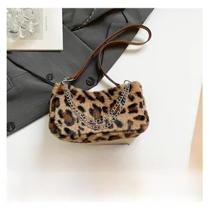 Détail du sac en peluche léopard avec bandoulière en cuir et chaîne métallique chic