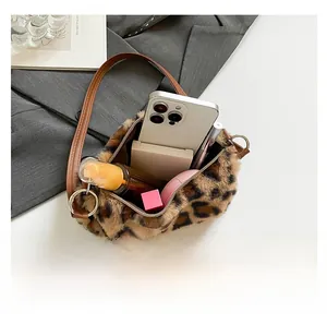 Capacité intérieure du sac à main en peluche léopard avec téléphone et maquillage
