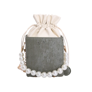 Sac seau en cuir vert avec poignée en grosses perles et bandoulière dorée
