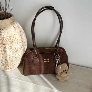 Elegante braune Wildleder-Umhängetasche für Damen mit süßem Plüschhund-Anhänger-Accessoire