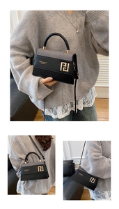 Détails du contraste de tissu gris sur le sac cabas en cuir noir avec logo doré