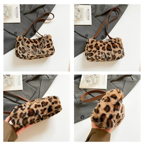 Détails du sac en peluche léopard avec chaîne argentée et texture douce en fausse fourrure