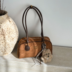 Bowling-Tasche aus braunem Wildleder mit doppelten Riemen und Plüsch-Hundeanhänger