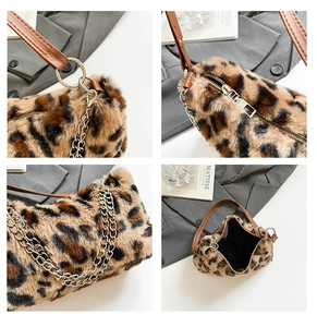 Détails du sac en peluche léopard avec chaîne argentée et fermeture à glissière