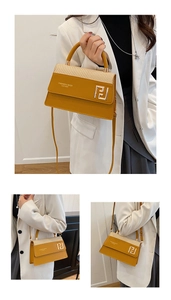 Détail du sac bandoulière jaune moutarde avec texture tissée et boucle en métal doré