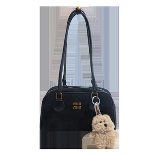 Elegante schwarze Wildleder-Schultertasche mit goldener Hardware und Plüsch-Hundeanhänger