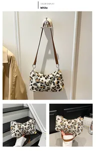 Détail du sac à main en fausse fourrure léopard avec chaîne et bandoulière en cuir