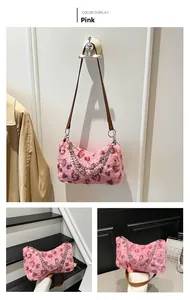 Détail du sac en peluche léopard rose avec chaîne argentée et bandoulière en cuir