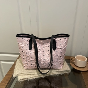 Pink polka dot tote bag with black bow patterns and leather handles for women