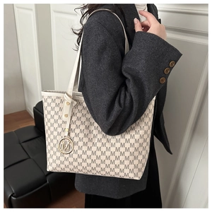 Détail du sac cabas monogramme avec pendentif M doré et bandoulière en similicuir chic