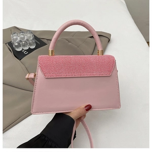 Détail du sac trapèze rose avec rabat en tweed bicolore et garniture dorée