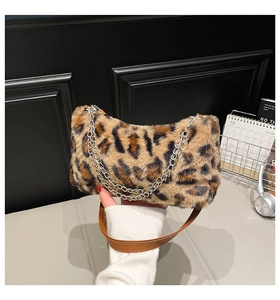 Gros plan sur la texture léopard en fausse fourrure avec chaîne argentée et cuir brun