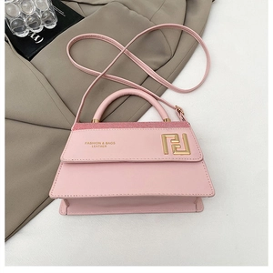 Vue détaillée du sac trapèze en cuir PU rose avec fermeture en métal doré élégant