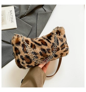 Détail du sac bandoulière léopard en fausse fourrure avec chaîne argentée et texture douce