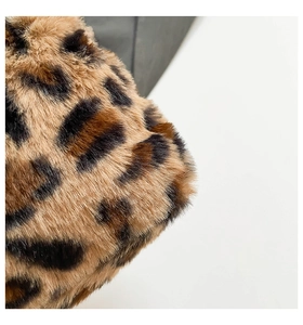 Détail macro de la texture en fausse fourrure pelucheuse avec un motif léopard classique