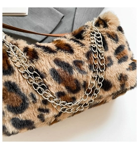 Détail du sac en peluche léopard avec chaîne en métal argenté et bandoulière en cuir