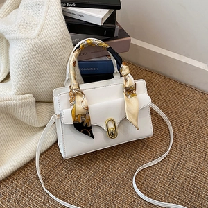 Petit sac carré blanc en cuir avec poignée foulard en soie et boucle dorée chic