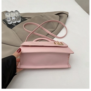 Détail macro du sac en cuir mat rose avec boucle FF en métal doré et lettrage fashion
