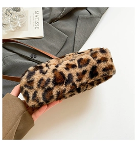 Gros plan sur la texture fausse fourrure léopard et la bandoulière en cuir d'un sac à main