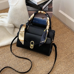 Sac à main élégant en cuir noir avec poignée en foulard de soie et fermoir doré