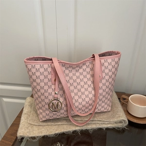 Sac fourre-tout rose en cuir PU avec imprimé monogramme M et pendentif métallique
