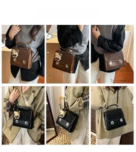 Vues détaillées du sac à dos vintage léopard avec rabat et boucles métalliques