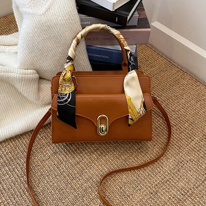 Sac à main carré marron caramel rétro avec poignée en foulard et fermoir doré