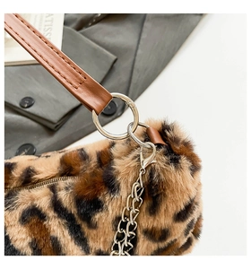 Gros plan sur la texture en fausse fourrure léopard avec détails en métal et cuir