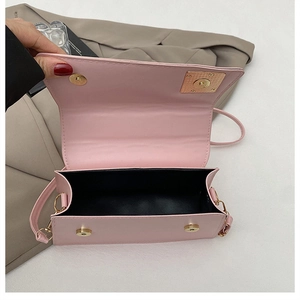 Vue intérieure du sac bandoulière rose montrant le rabat magnétique et la doublure