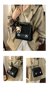 Détail du sac à dos noir à imprimé léopard avec boucles argentées et breloque Hello Kitty
