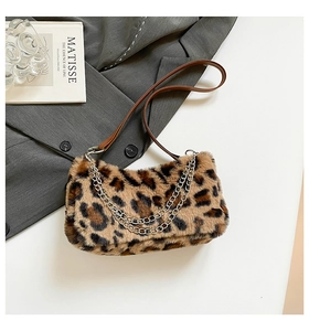 Détail d'un sac à bandoulière en peluche léopard avec chaînes argentées et lanière