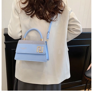 Détail du sac à main en cuir PU bleu clair avec boucle métal FF dorée et bandoulière