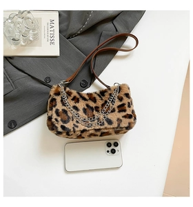 Sac en fausse fourrure léopard avec double chaîne argentée et bandoulière en cuir brun