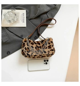 Détail du sac en peluche léopard avec chaîne dorée et bandoulière en cuir marron