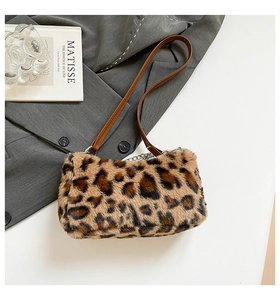 Détail du sac à bandoulière en peluche léopard avec bandoulière en cuir et chaîne